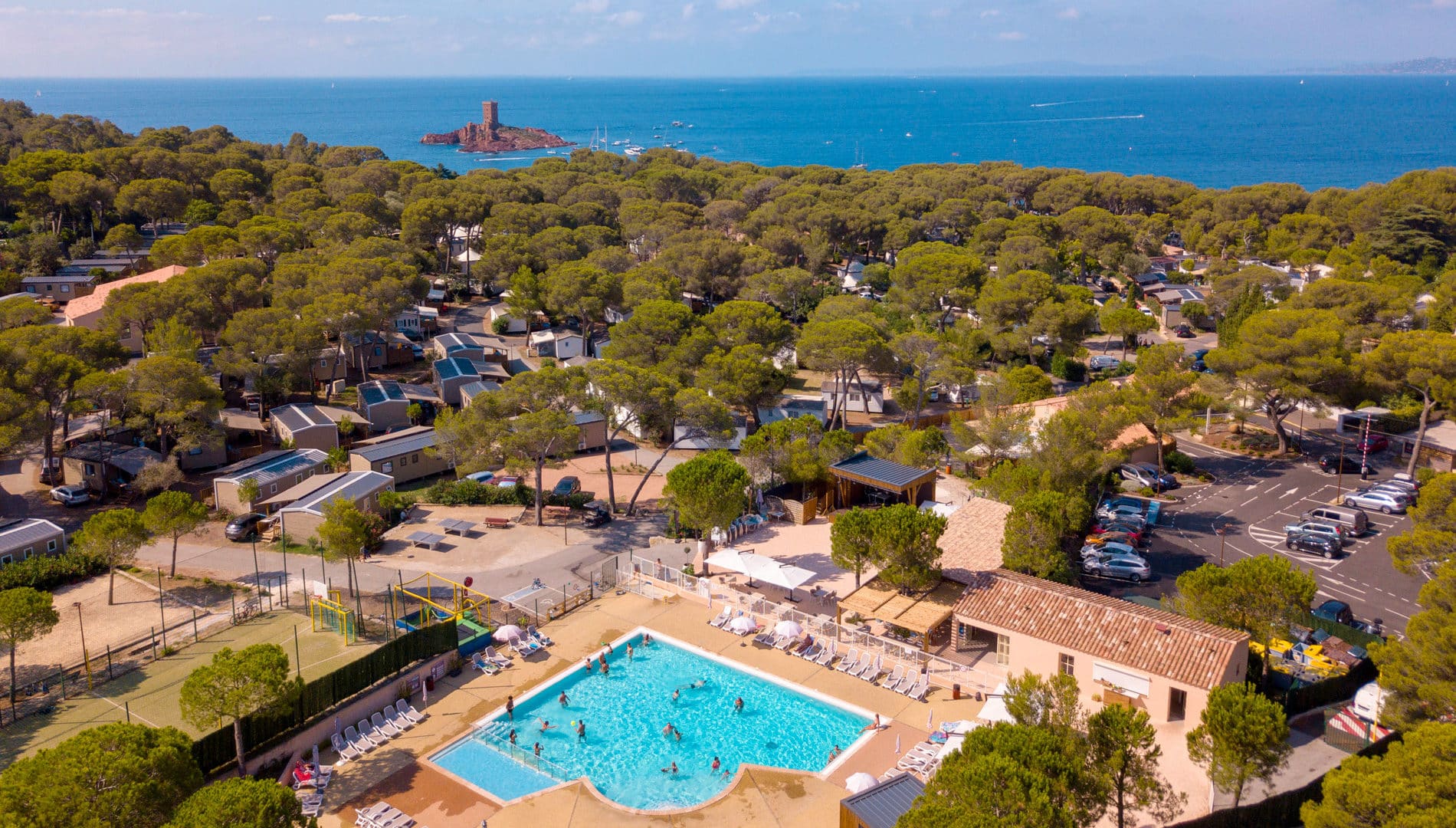 Vue aérienne sur le camping avec piscine à Saint-Raphaël dans le Var.