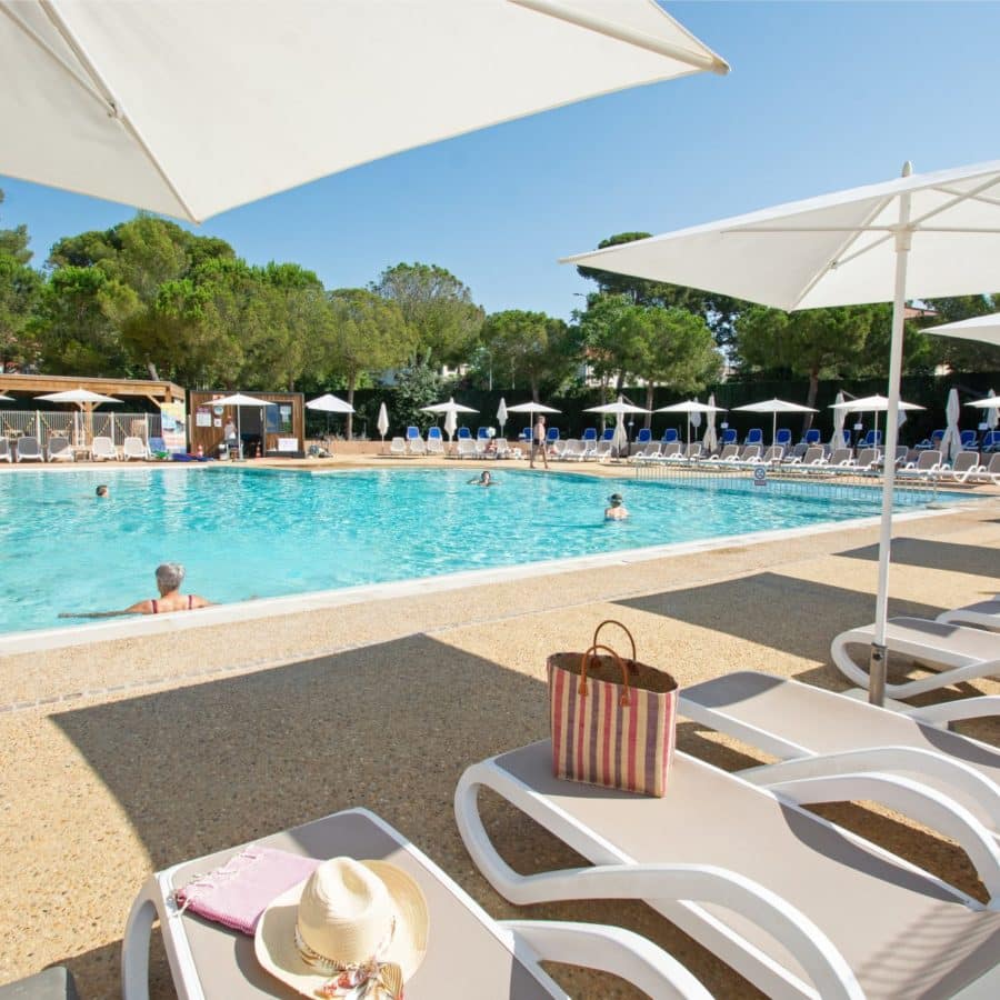 Espace détente et farniente au bord de la piscine du camping dans le Var.