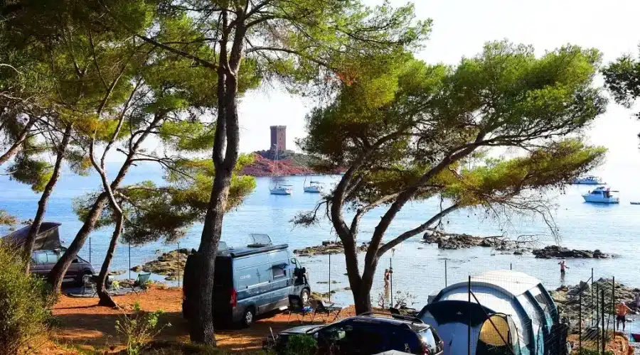 Location d'un emplacement de camping dans le Var (83).