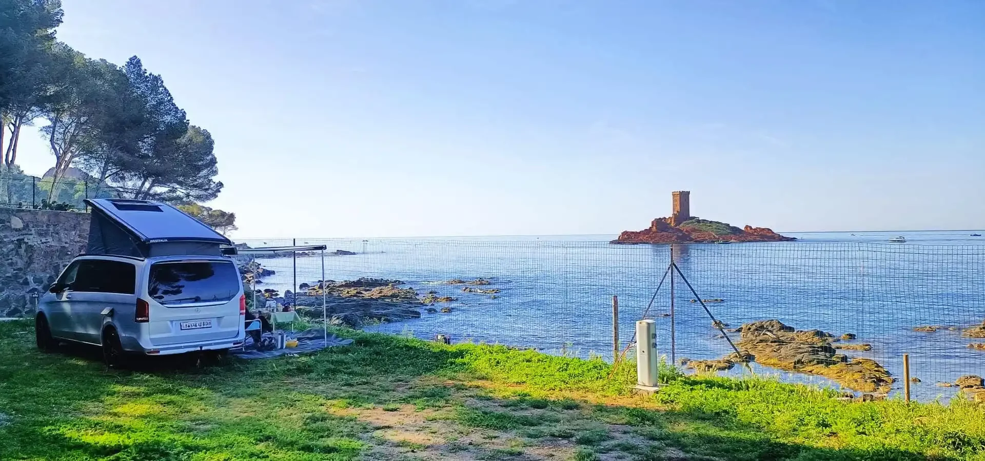 Location d'un emplacement caravaning dans le Var, au camping La Plage du Dramont.