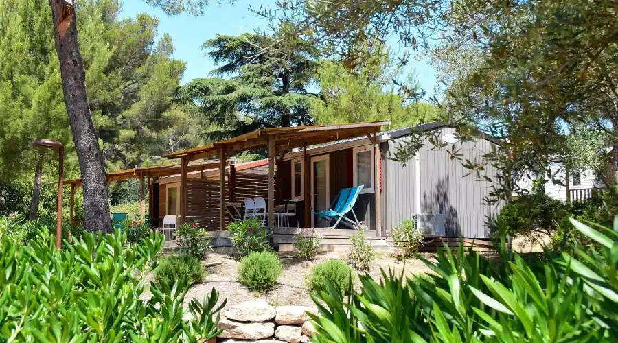 Mobil-home confortable à louer dans le Var au Camping La Plage du Dramont, en bord de mer Méditerranée.