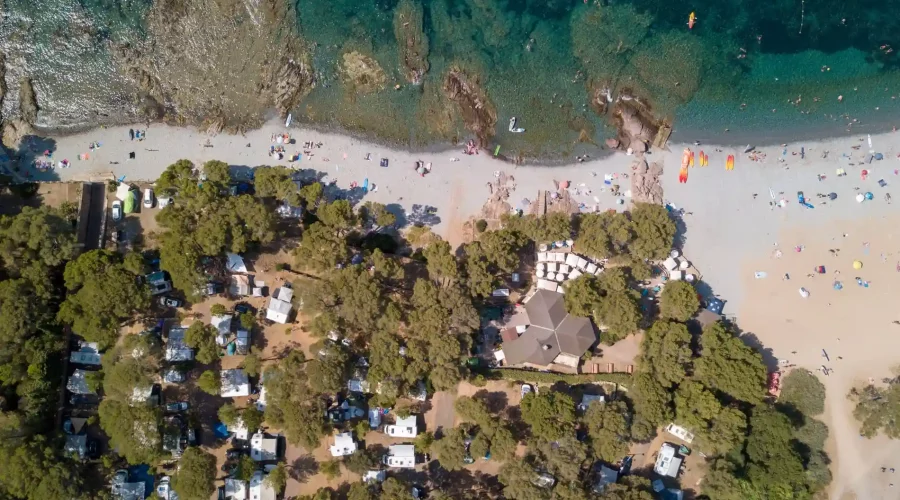 Camping dans le Var pas cher au bord de la mer Méditerranée.